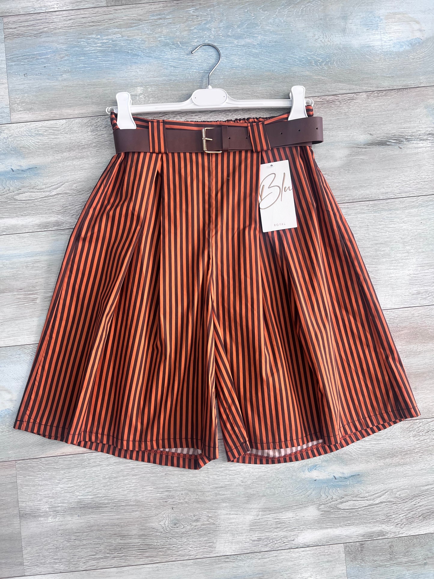 Bermuda donna righino arancio e marrone con pince e cintura in pelle, tessuto cotone leggero – Frarò
