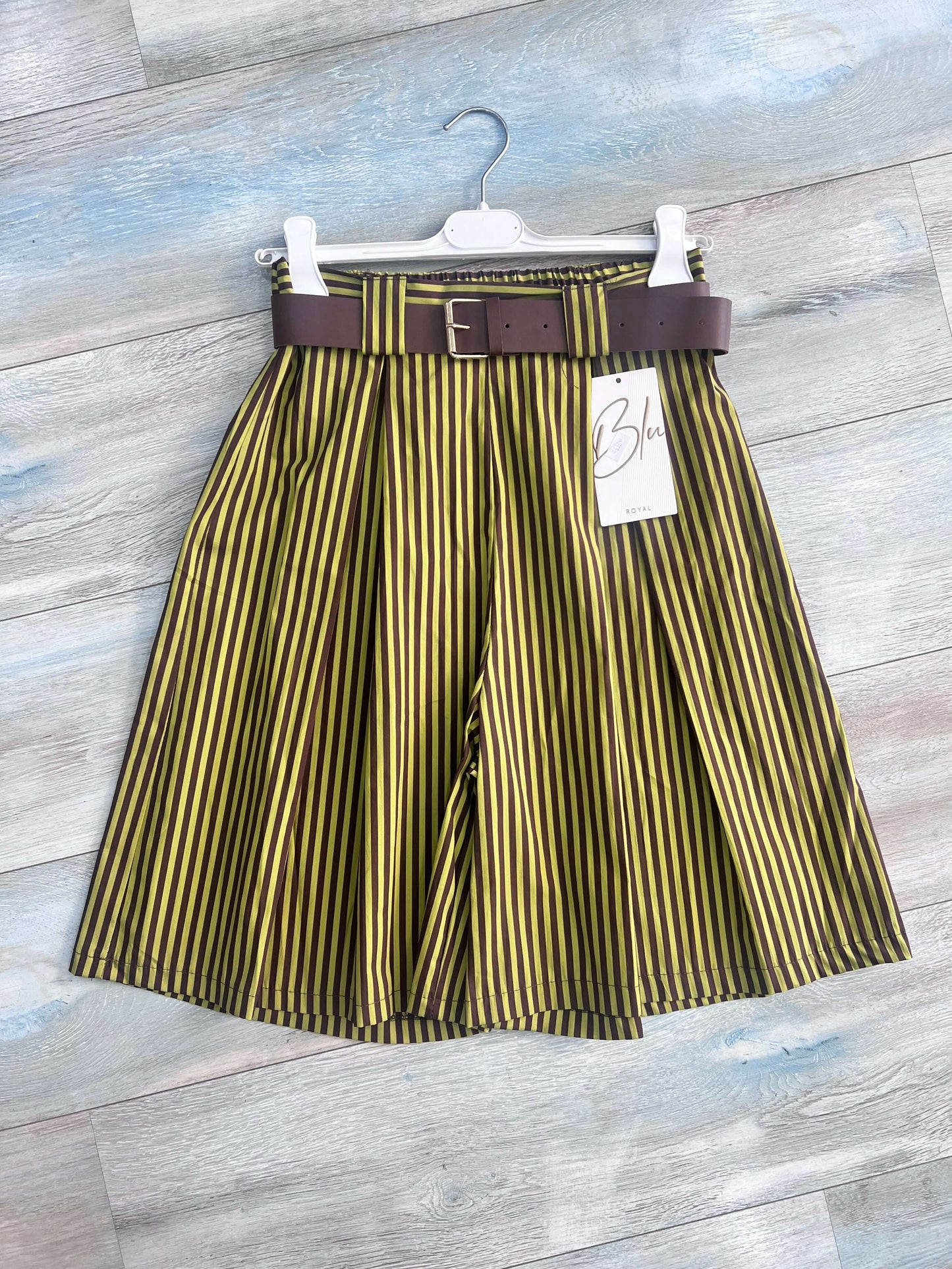Bermuda donna Righino lime e marrone con pince e cintura in pelle, 100% cotone leggero – Frarò
