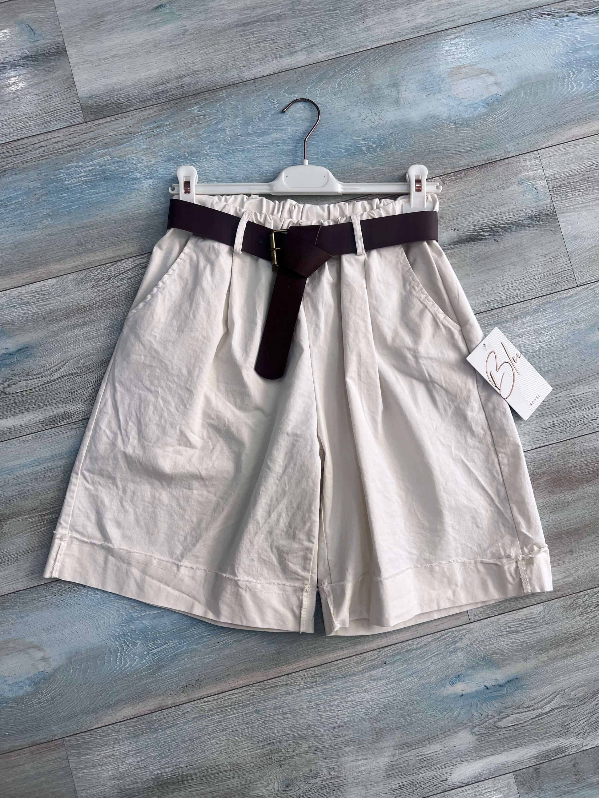 Bermuda donna con balza in cotone panna, pince e cintura in pelle – Made in Italy Frarò
