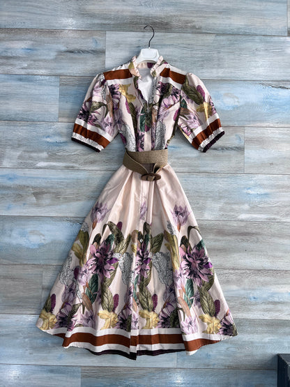 Abito donna cotone fantasia botanica panna, vista frontale intera su gruccia, collo coreana scollo a V con bottoni, mezza manica a righe marroni, gonna midi ampia, Made in Italy
