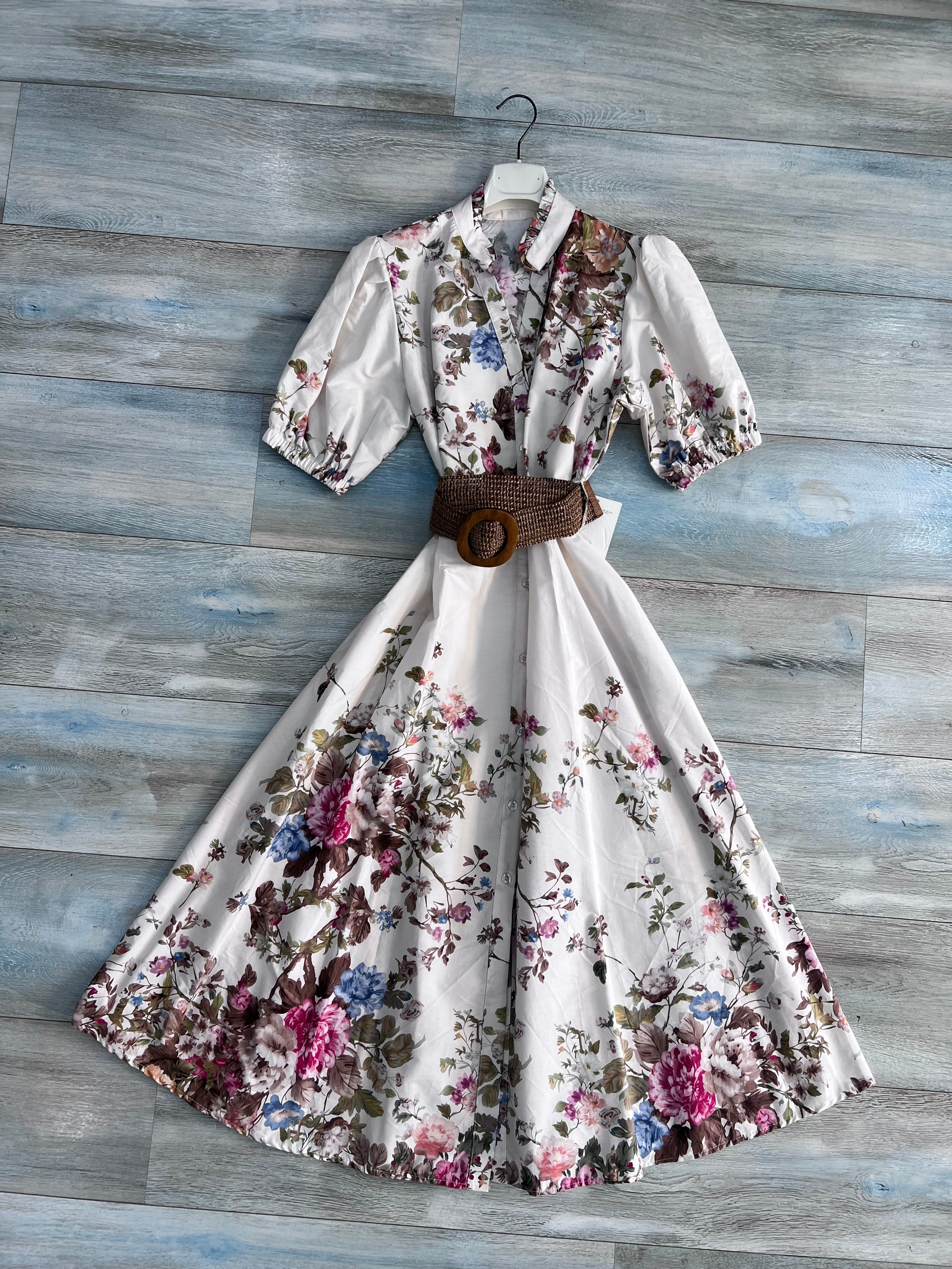 Abito donna floreale bianco in cotone Made in Italy, vista frontale intera, collo coreana scollo a V con bottoni, mezza manica, gonna midi ampia
