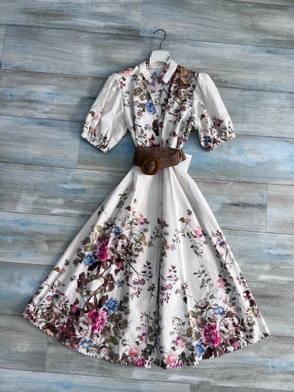 Abito donna floreale bianco in cotone Made in Italy, vista frontale intera, collo coreana scollo a V con bottoni, mezza manica, gonna midi ampia
