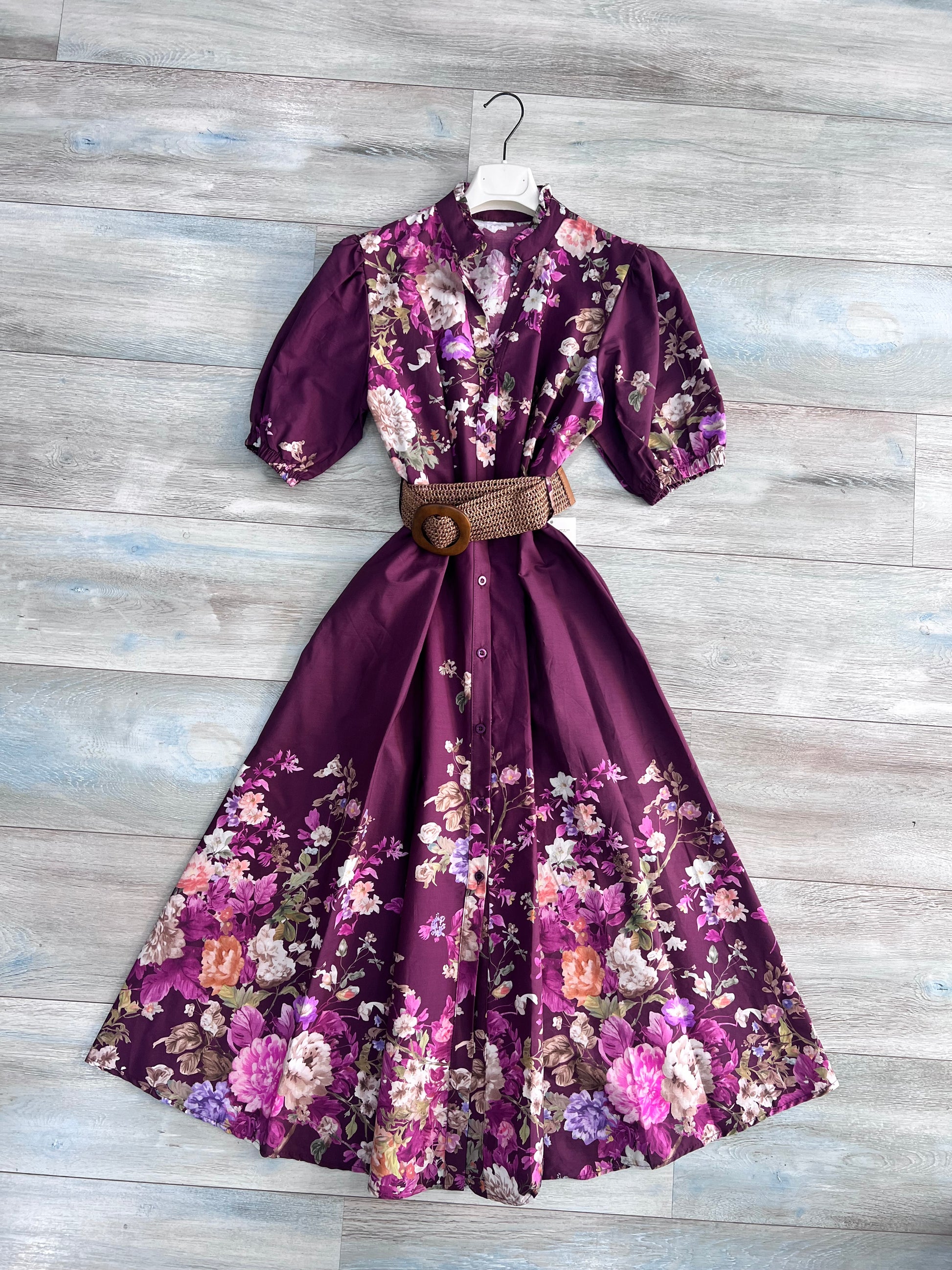 Abito donna floreale wine in cotone Made in Italy, vista frontale intera, collo coreana scollo a V con bottoni, mezza manica, gonna midi ampia

