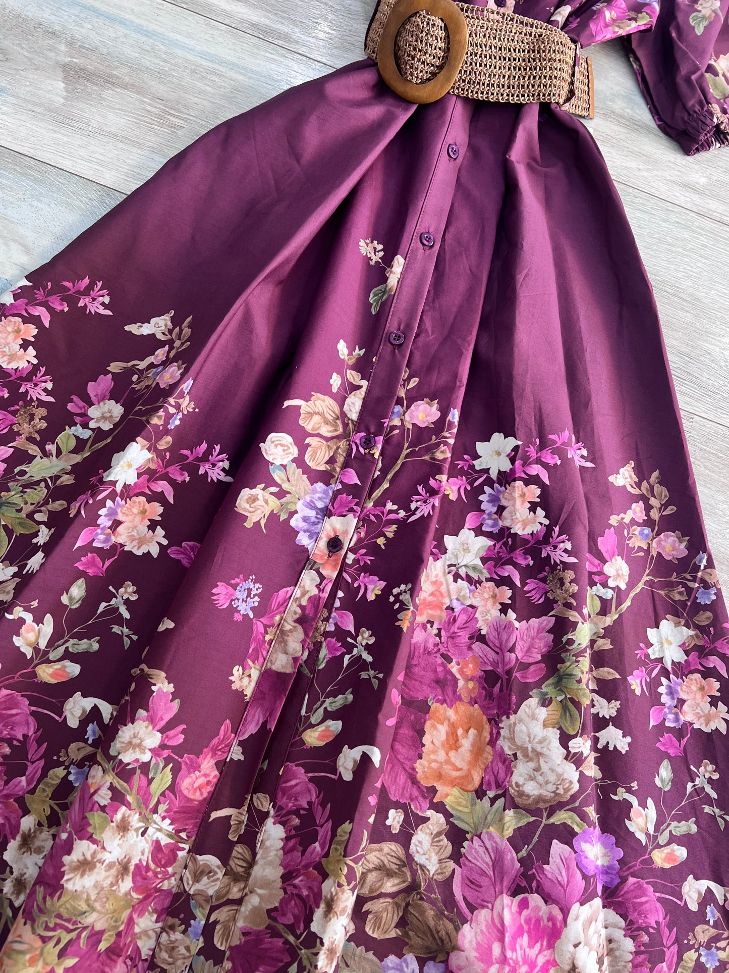 Dettaglio gonna abito donna wine: fantasia floreale con rose multicolore su fondo bordeaux, cotone leggero Made in Italy, lunghezza midi 112 cm
