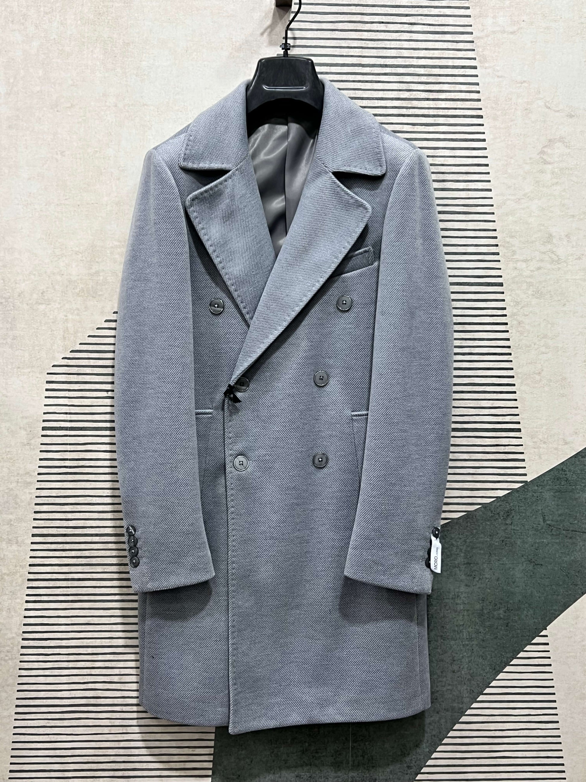 "Cappotto uomo doppio petto grigio elegante - vista frontale completa"