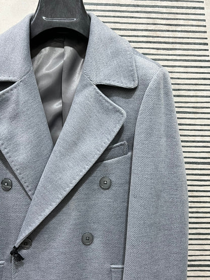 "Cappotto uomo doppio petto grigio - dettaglio bottoni e revers sartoriali"