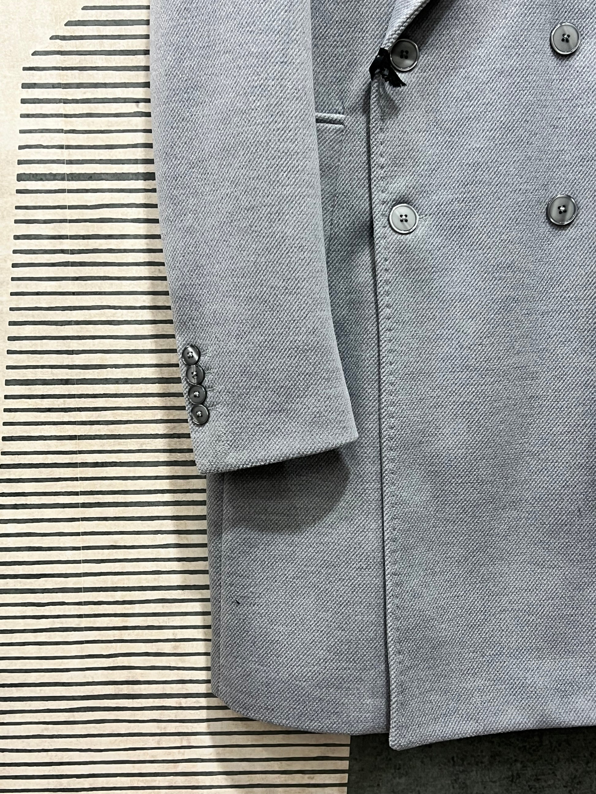 "Cappotto uomo grigio doppio petto - vista laterale con fodera interna"