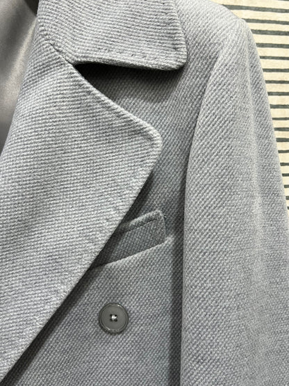 "Cappotto uomo grigio elegante - dettaglio tessuto e qualità sartoriale Made in Italy"