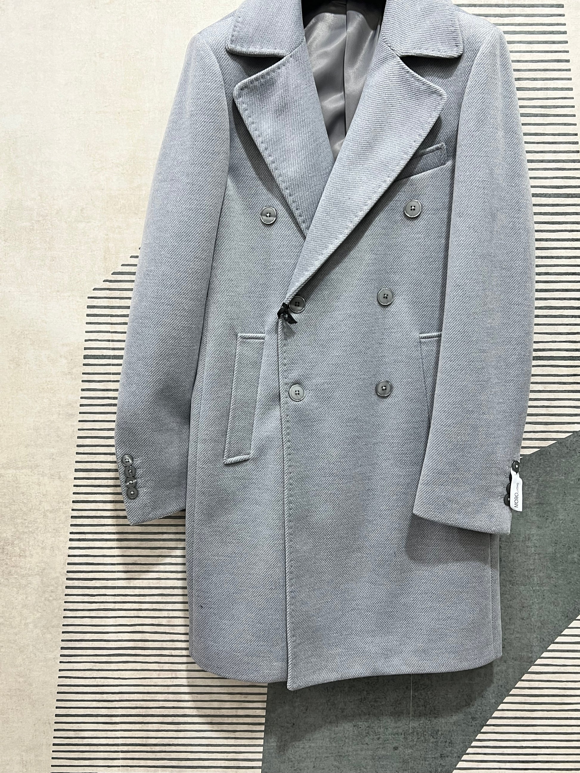 "Cappotto uomo doppio petto grigio - vista tessuto e vestibilità"