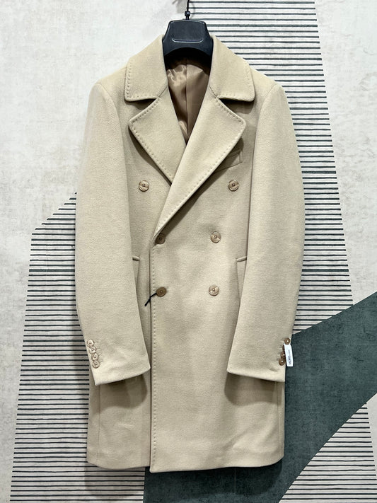 "Cappotto uomo doppio petto beige elegante - vista frontale completa Made in Italy"