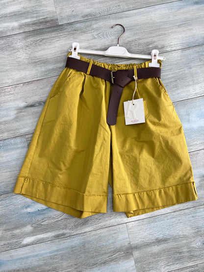 Bermuda donna con balza in cotone senape, pince e cintura in pelle – Made in Italy Frarò