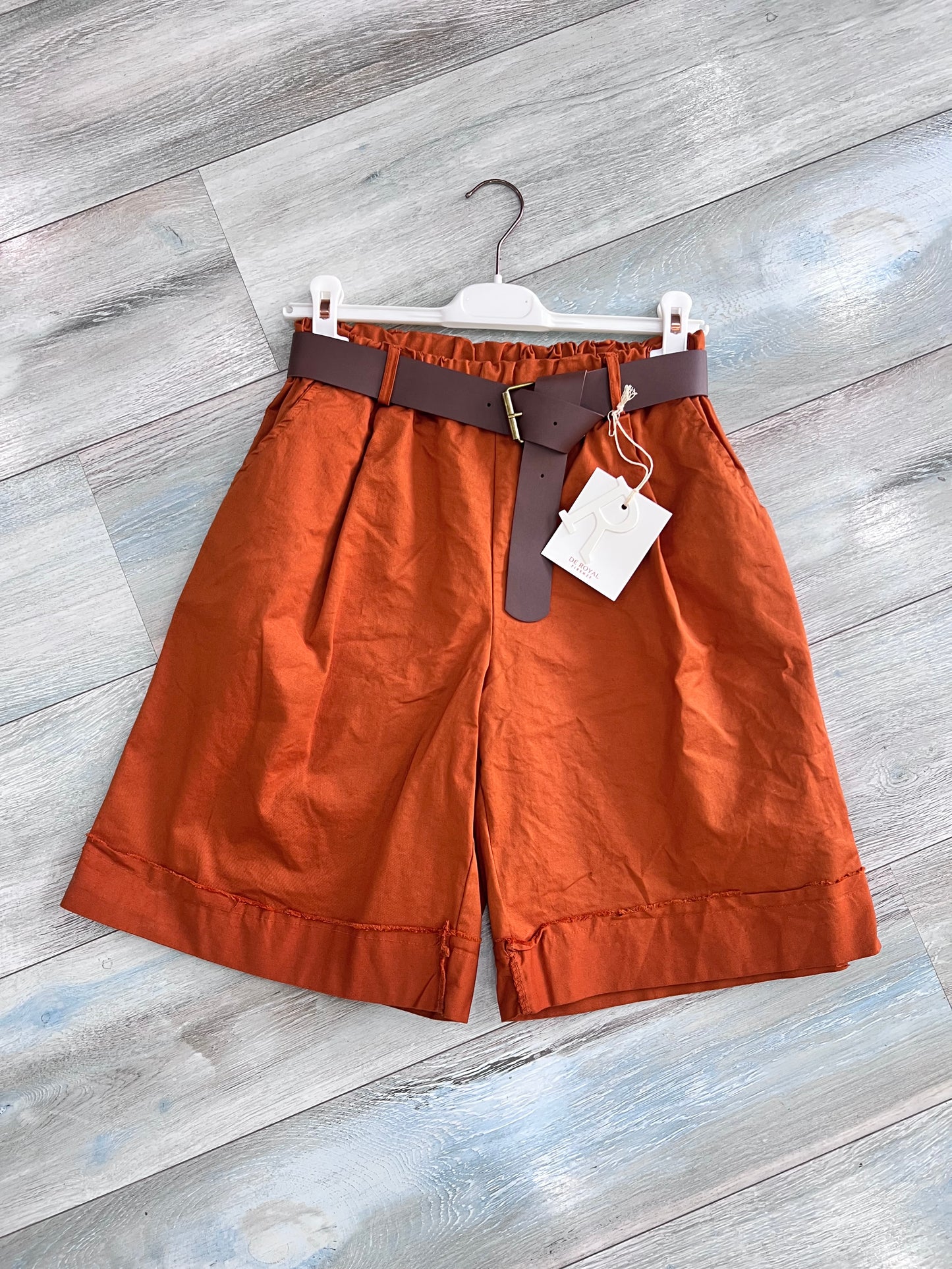 Bermuda donna con balza in cotone mattone, pince e cintura in pelle – Made in Italy Frarò