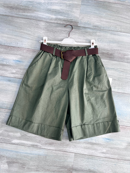 Bermuda donna con balza in cotone verde militare, pince e cintura in pelle – Made in Italy Frarò