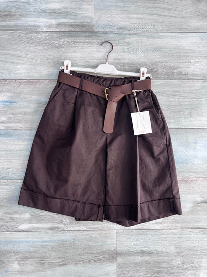 Bermuda donna con balza in cotone cioccolato, pince e cintura in pelle – Made in Italy Frarò