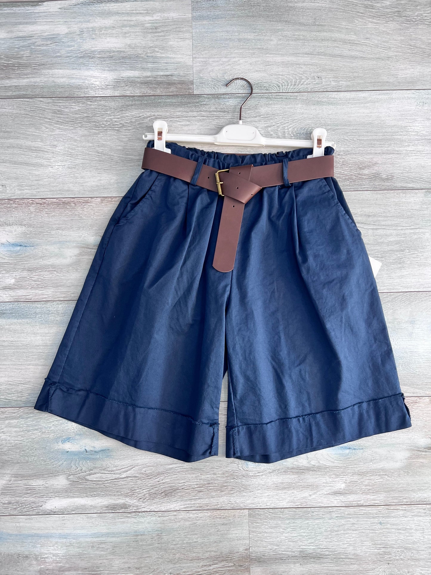Bermuda donna con balza in cotone bluett, pince e cintura in pelle – Made in Italy Frarò