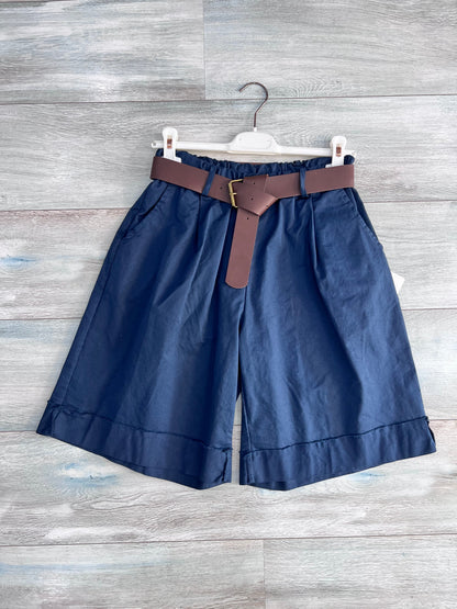 Bermuda donna con balza in cotone bluett, pince e cintura in pelle – Made in Italy Frarò