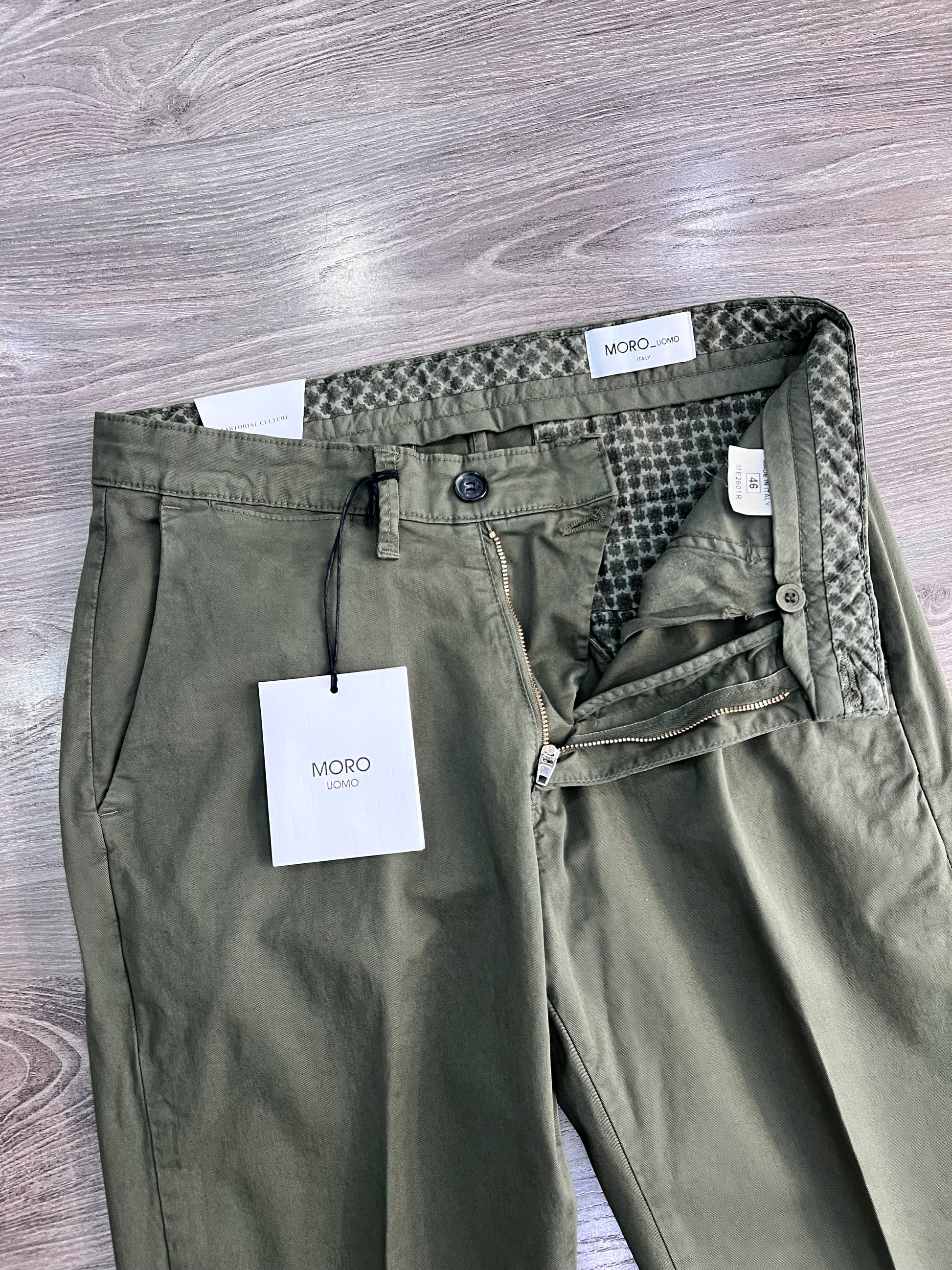 Pantalone twill uomo verde militare –  dettaglio abbottonatura e fantasia fodere interne - cotone elasticizzato 97% cotone 3% elastene, made in Italy – Frarò
