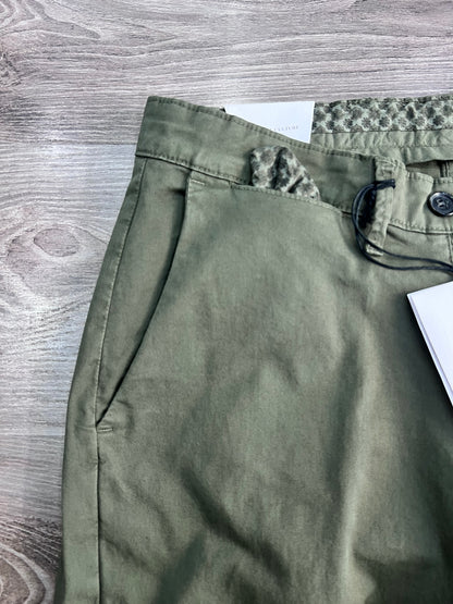 Pantalone twill uomo verde militare – dettaglio tasca america e taschino sul davanti - cotone elasticizzato 97% cotone 3% elastene, made in Italy – Frarò
