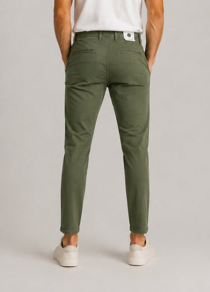 Pantalone twill uomo verde militare – vista posteriore indossato da modello - cotone elasticizzato 97% cotone 3% elastene, made in Italy – Frarò
