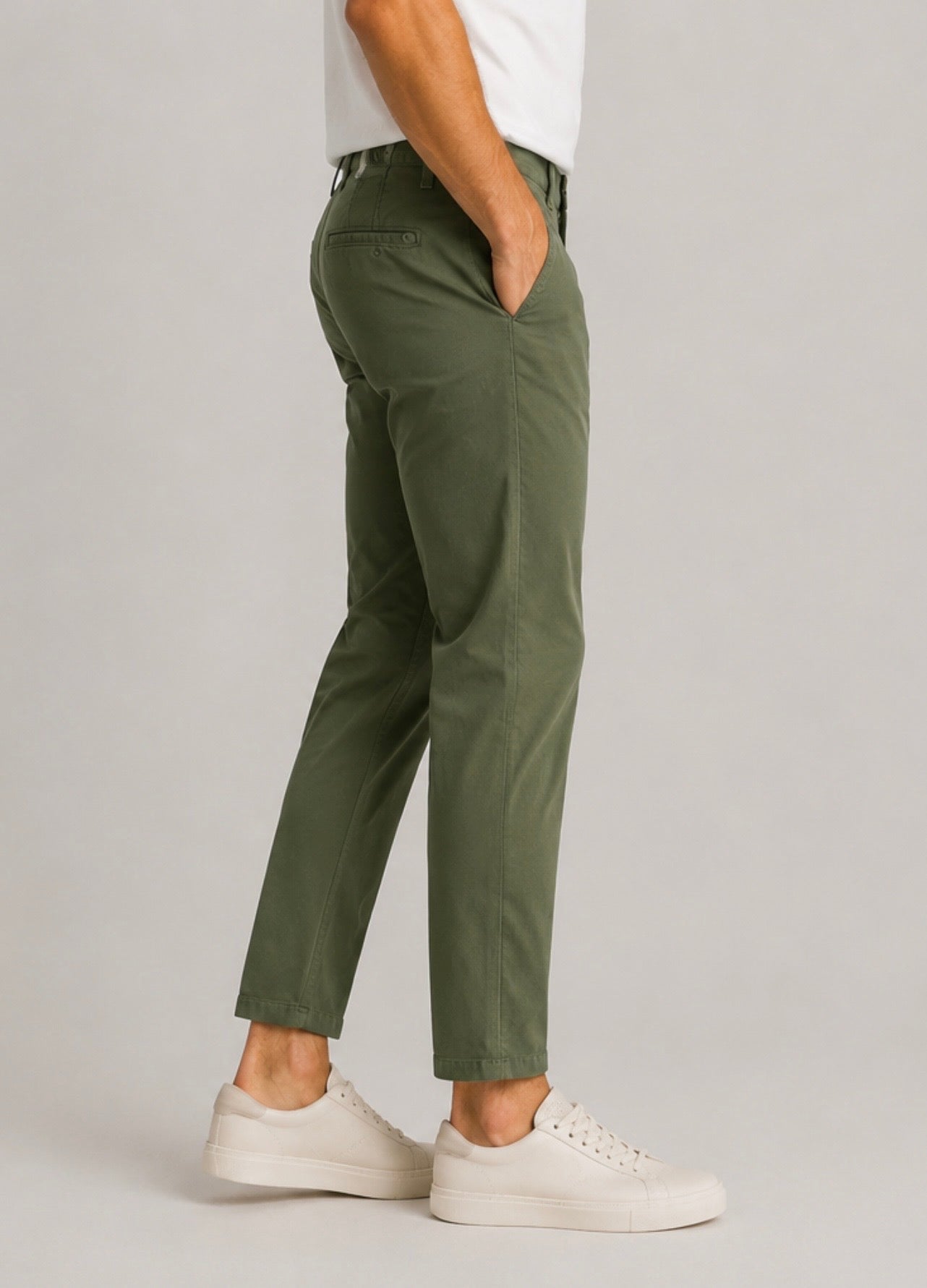 Pantalone twill uomo verde militare – vista laterale indossato da modello - cotone elasticizzato 97% cotone 3% elastene, made in Italy – Frarò
