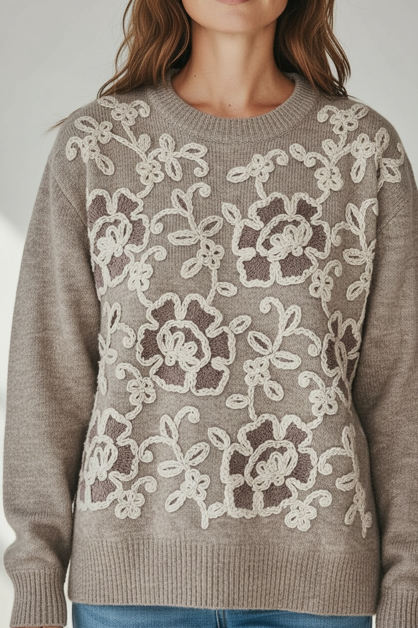  Dettaglio ricamo floreale sul davanti del maglione donna girocollo 8822