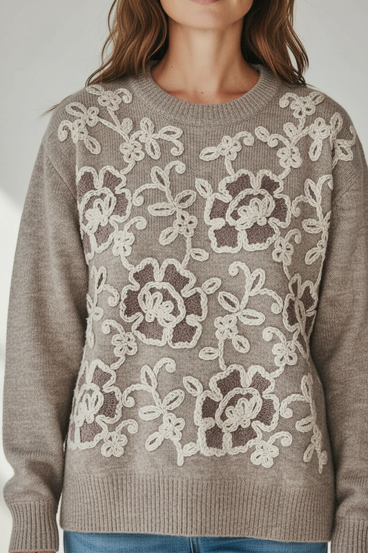  Dettaglio ricamo floreale sul davanti del maglione donna girocollo 8822