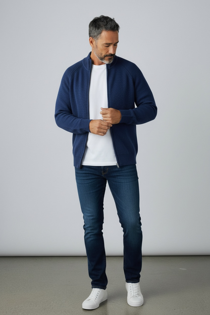 Cardigan zip uomo blu Made in Italy - modello indossato vista frontale
