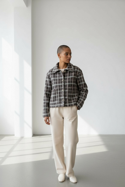 Giacca tweed quadri imbottita indossata look casual elegante donna
