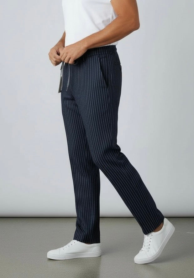 "Pantalone sartoriale uomo gessato blu - dettaglio laterale vestibilità e lunghezza normale"