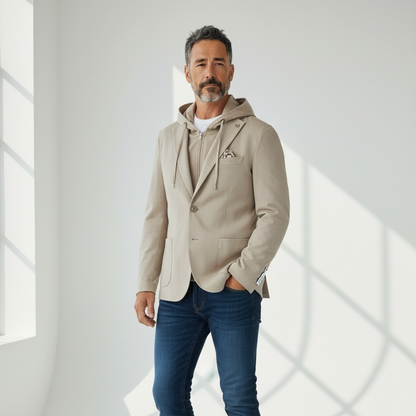 Giacca Uomo MEG Punto Milano Beige con Cappuccio Rimovibile – Made in Italy Collezione Estiva - indossata da modello