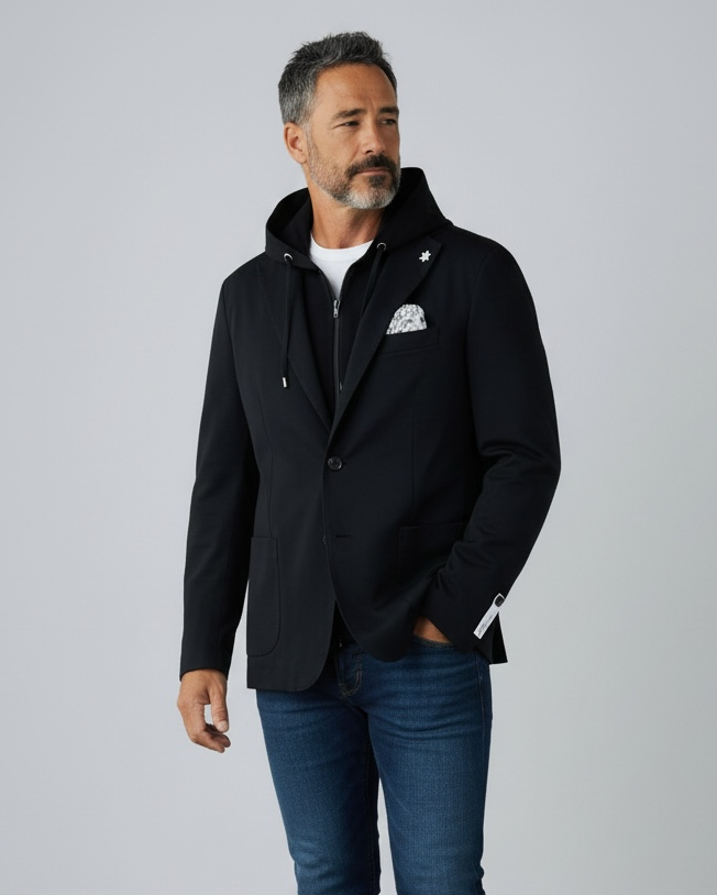 Giacca Uomo MEG Punto Milano Nera con Cappuccio Rimovibile – Made in Italy Collezione Estiva - indossata da modello