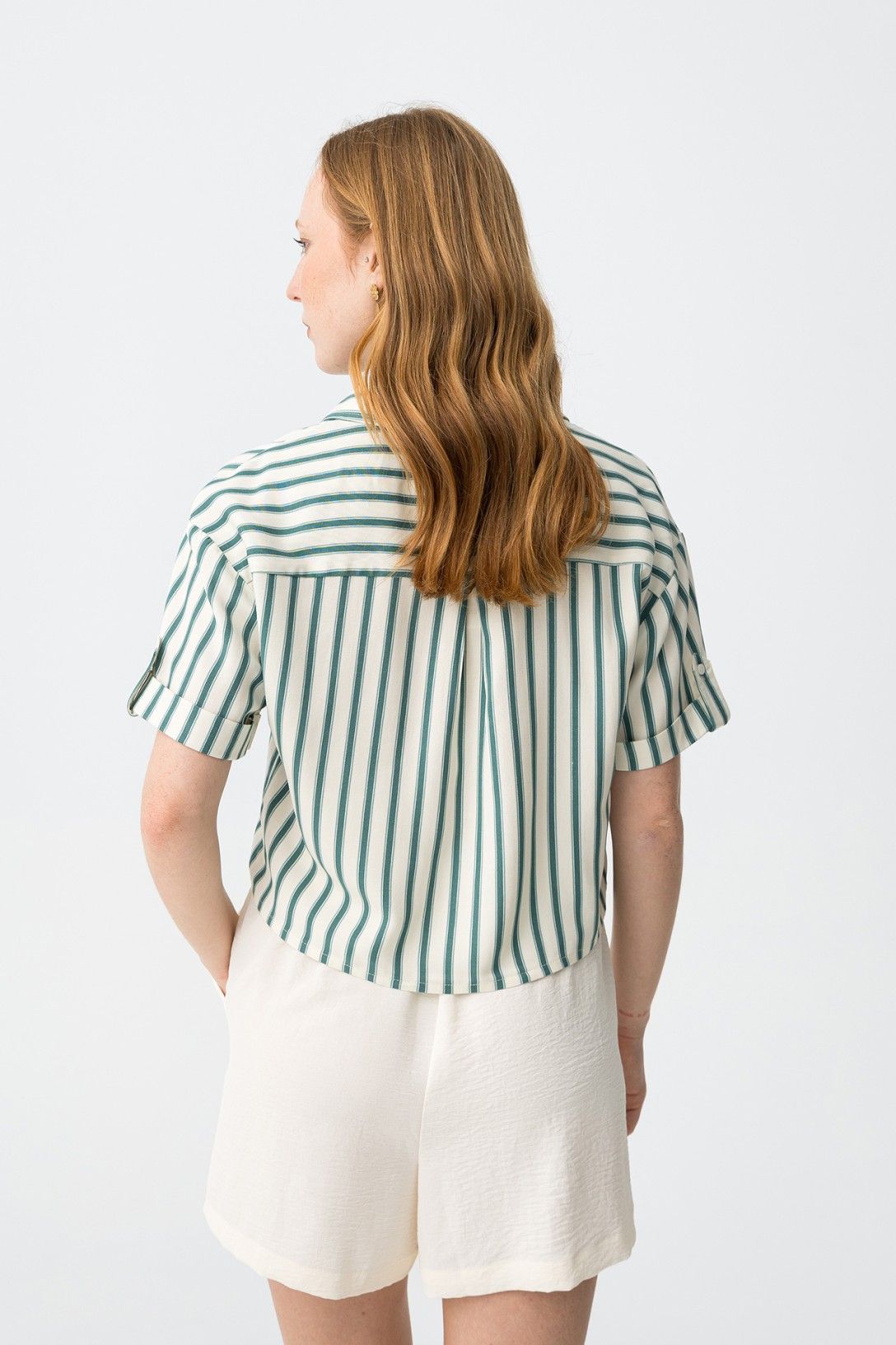 Camicia donna activea a righe in verde - vista posteriore e dettaglio taglio