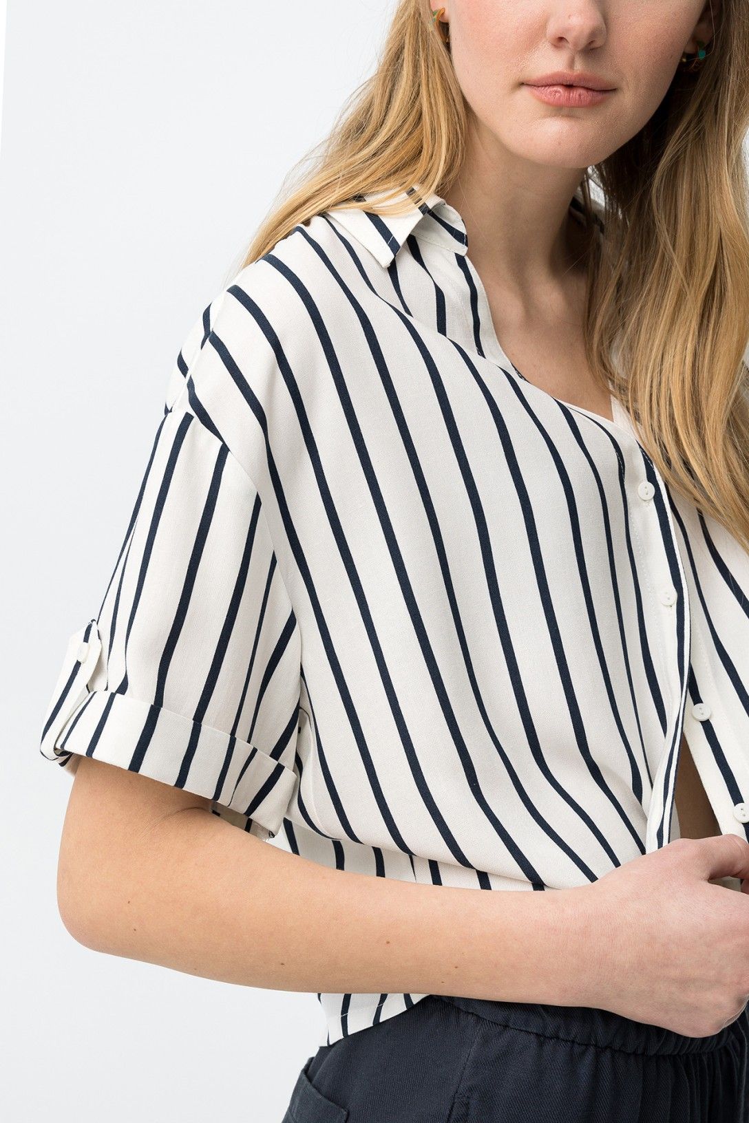 Camicia donna Activea a righe - dettaglio spalle e maniche - righe in blu