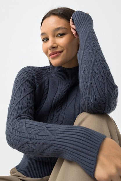 Pullover donna Alchemy blu indossato, maglione elegante per outfit casual e formale
