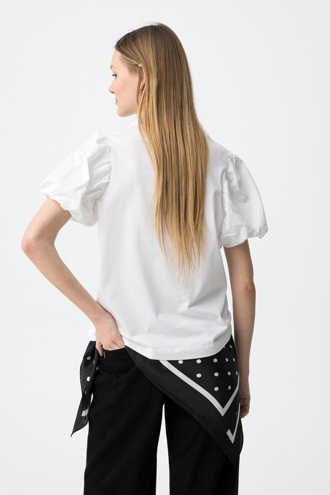  T-shirt donna cotone maniche a sbuffoGolden Dreams - modello indossato casual chic romantico - vista posteriore
