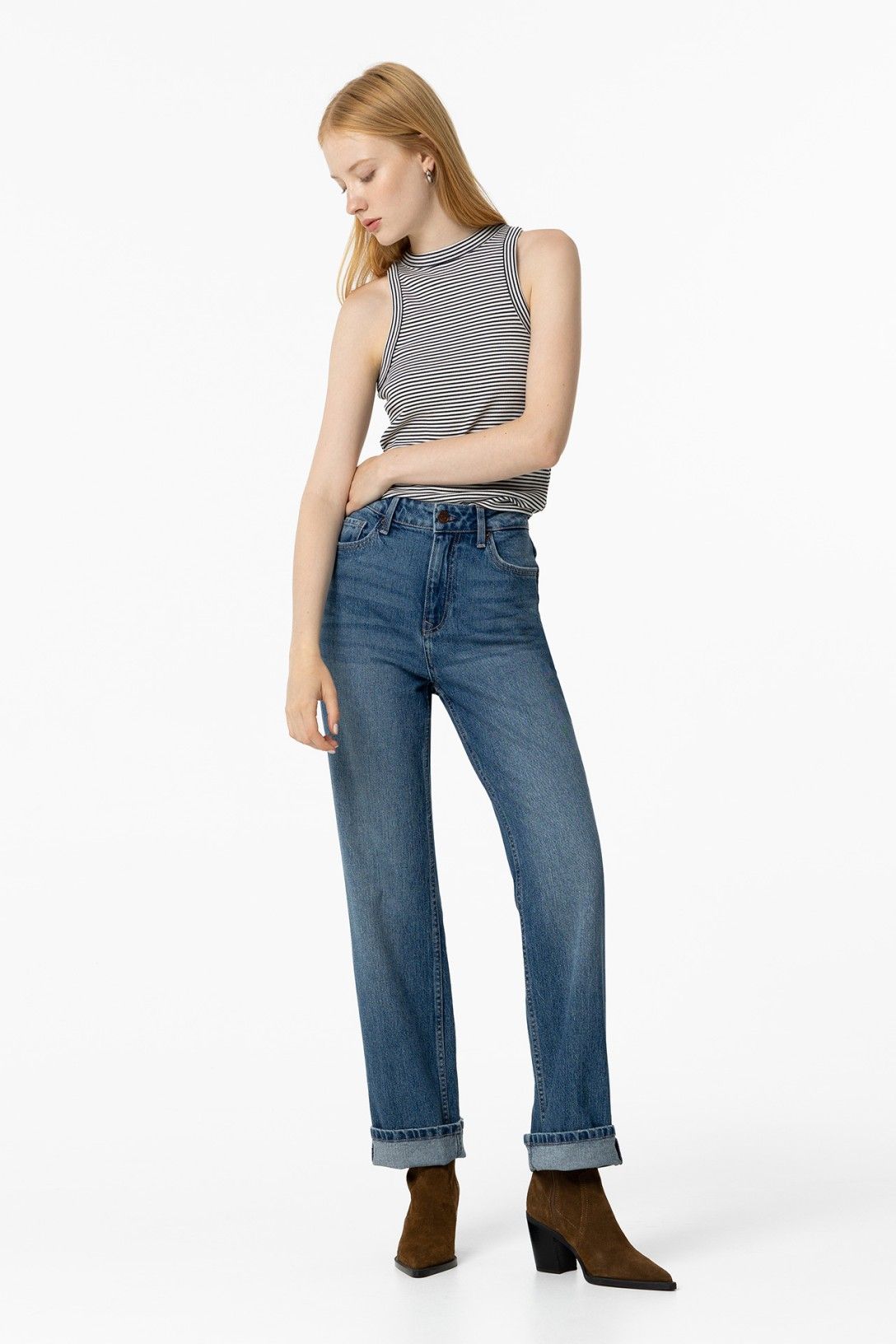 Jeans donna Tiffosi Amy_58 a vita alta e gamba dritta, vista frontale con risvolto e stivaletti