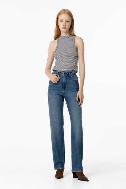 Jeans donna Tiffosi Amy_58 a vita alta e gamba dritta, indossati con top a righe e stivaletti marroni