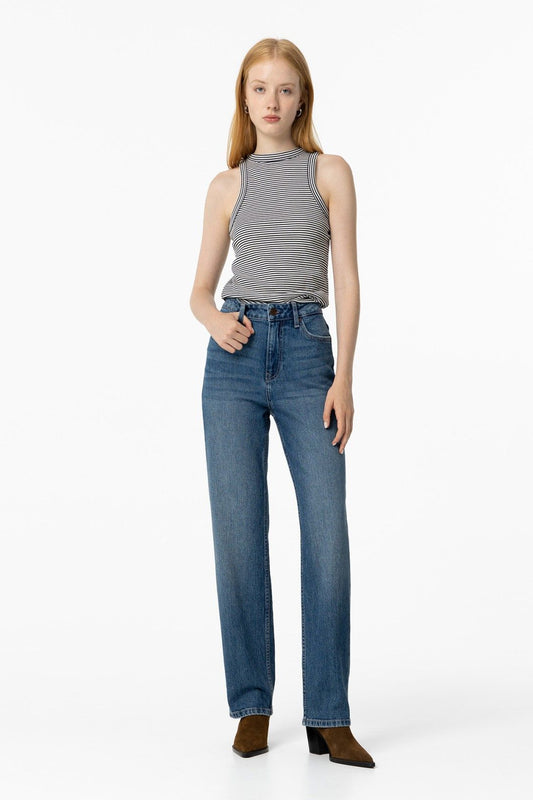 Jeans donna Tiffosi Amy_58 a vita alta e gamba dritta, indossati con top a righe e stivaletti marroni