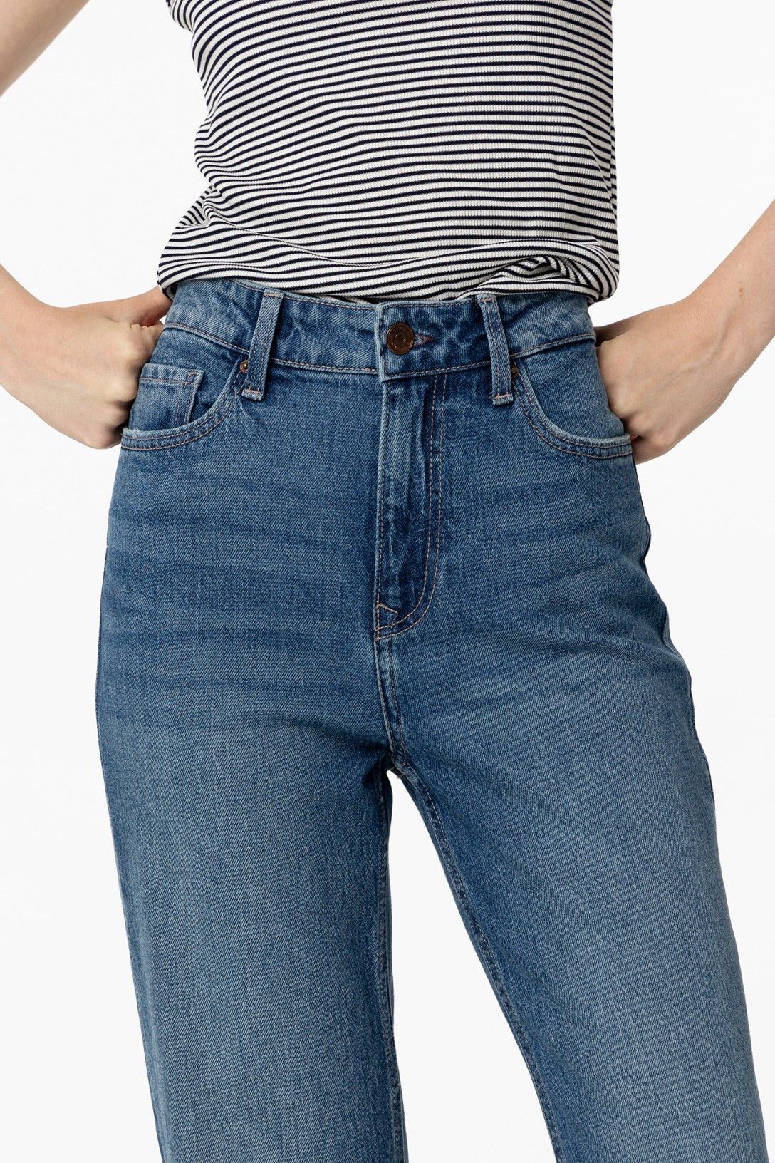 Dettaglio della vita alta e della chiusura con zip e bottone dei jeans donna Tiffosi Amy_58