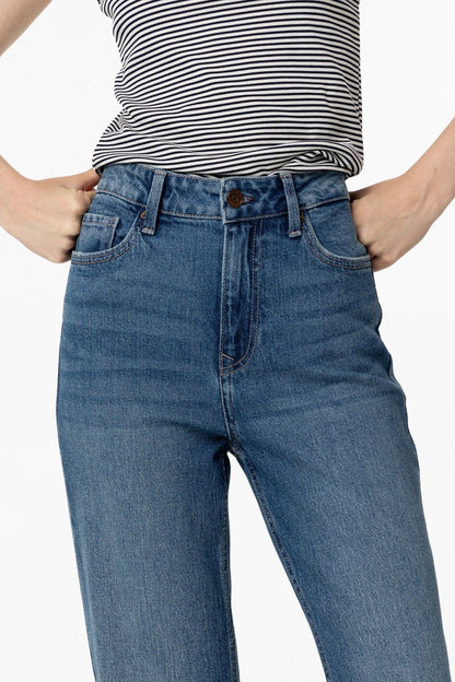 Dettaglio della vita alta e della chiusura con zip e bottone dei jeans donna Tiffosi Amy_58