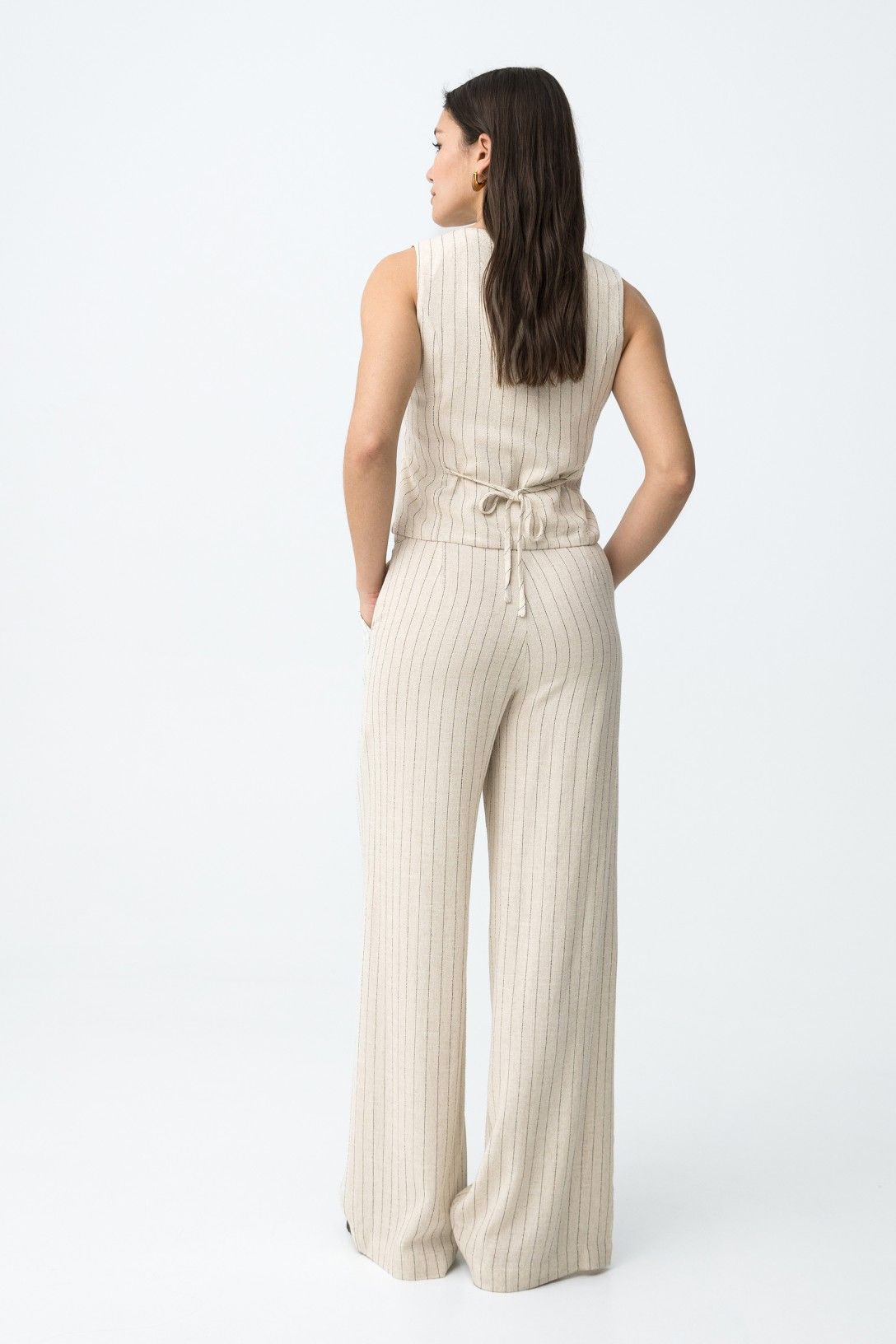 Coordinato donna Anitta – vista posteriore gilet con laccetto regolabile sul retro e pantalone wide leg a righe, Frarò Shop
