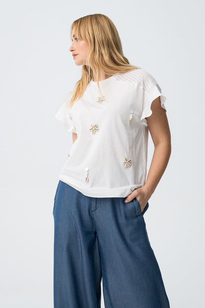 T-Shirt Aponi Donna – Bianca con Applicazioni Floreali e Spalle Texturizzate