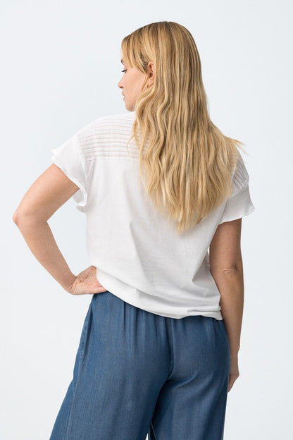 T-Shirt Aponi Donna – Bianca con Applicazioni Floreali e Spalle Texturizzate