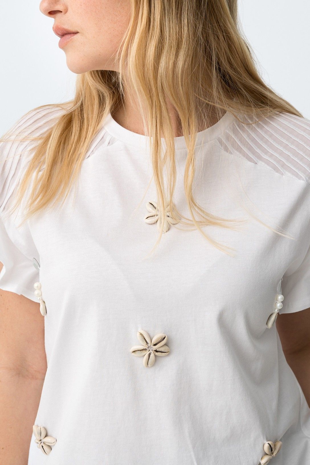 T-Shirt Aponi Donna – Bianca con Applicazioni Floreali e Spalle Texturizzate
