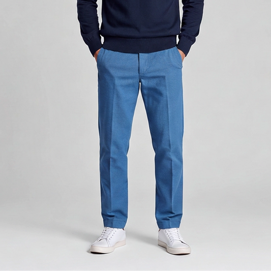 "Pantalone uomo armaturato Made in Italy - vista frontale - indossato - colore blu ice"