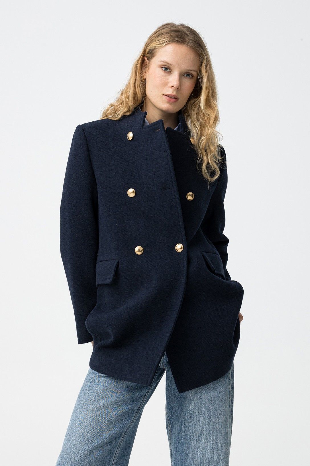 Cappotto donna blu navy doppiopetto stile militare con bottoni in metallo e collo alto
