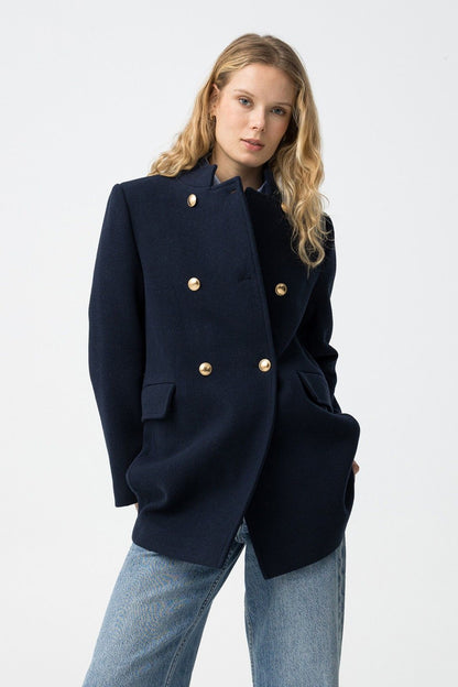 Cappotto donna blu navy doppiopetto stile militare con bottoni in metallo e collo alto
