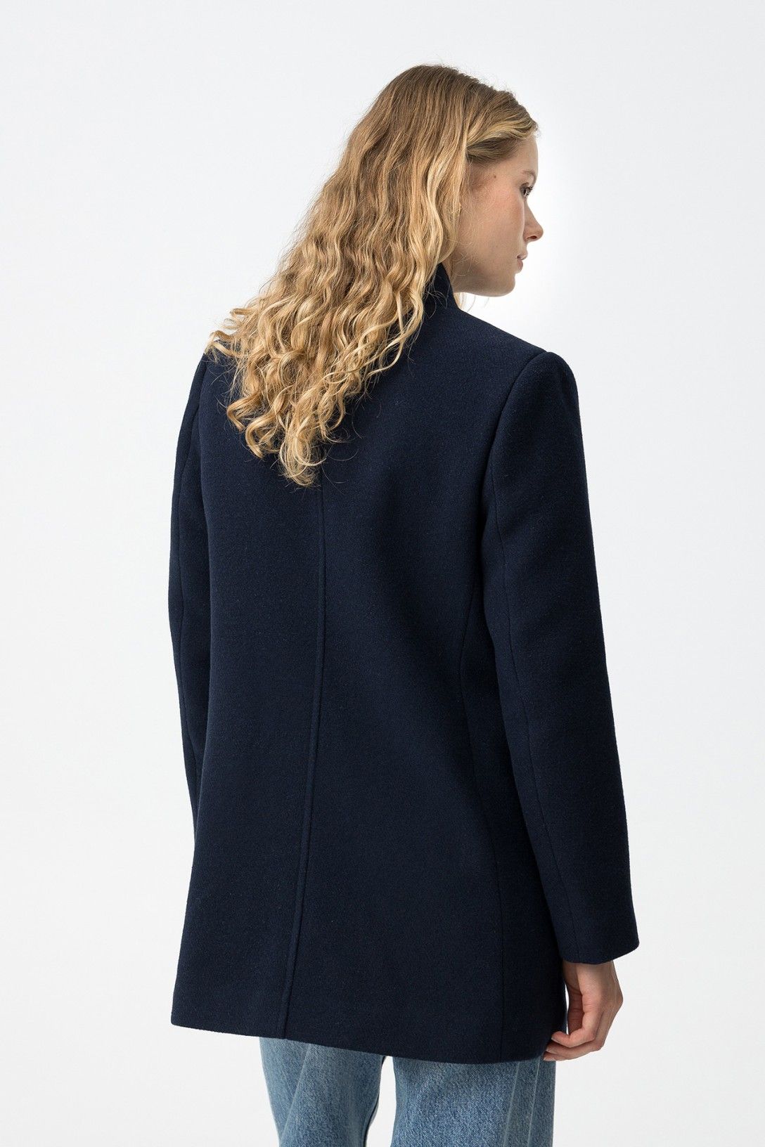 Cappotto invernale donna blu navy vista posteriore con taglio elegante
