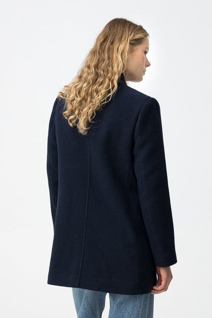 Cappotto invernale donna blu navy vista posteriore con taglio elegante
