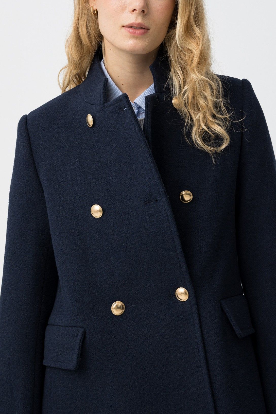 Dettaglio cappotto militare donna blu navy con bottoni dorati e vestibilità slim
